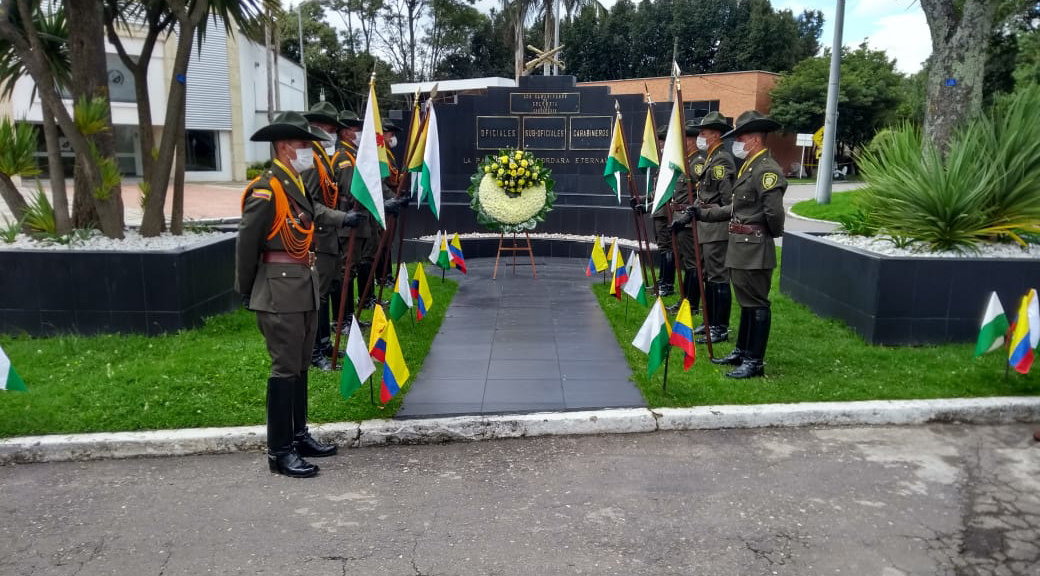 Autoridades realizando ofrenda floral en evento de reconocimiento